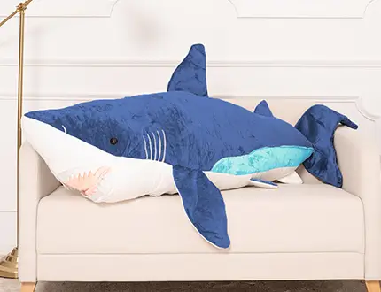 Grands requins en peluche