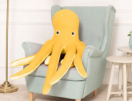 Grands calamars en peluche